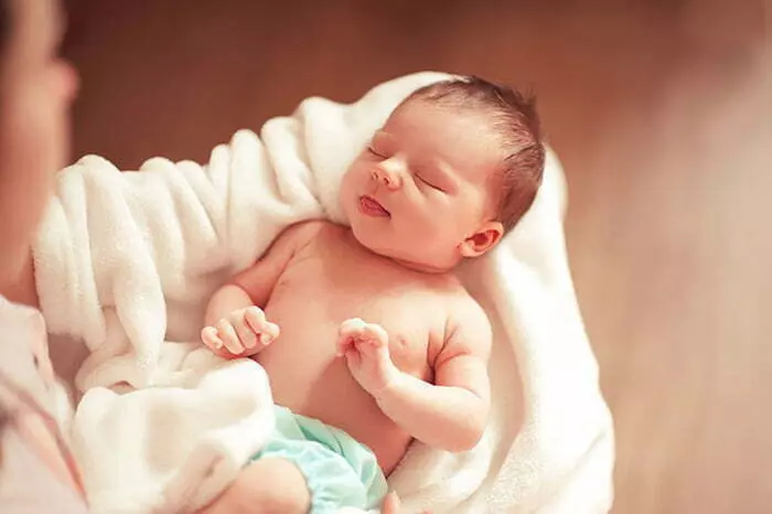 Tắm cho trẻ sơ sinh mùa đông, 7 điều mẹ cần lưu ý